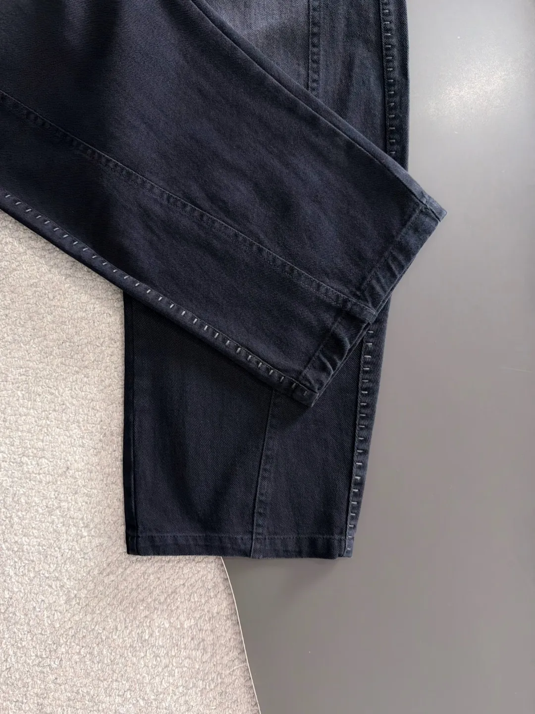 Balenciaga Fall/Winter 2026 New Arrival elastic casual pants are shipped the next day. The custom-made fabric at the counter has a high degree of comfort, impeccable details, and the design concept of the brand elements reflects high quality. The hand feels delicate and soft! Casual cuts and awesome upper body! Sizes: S-3XL
